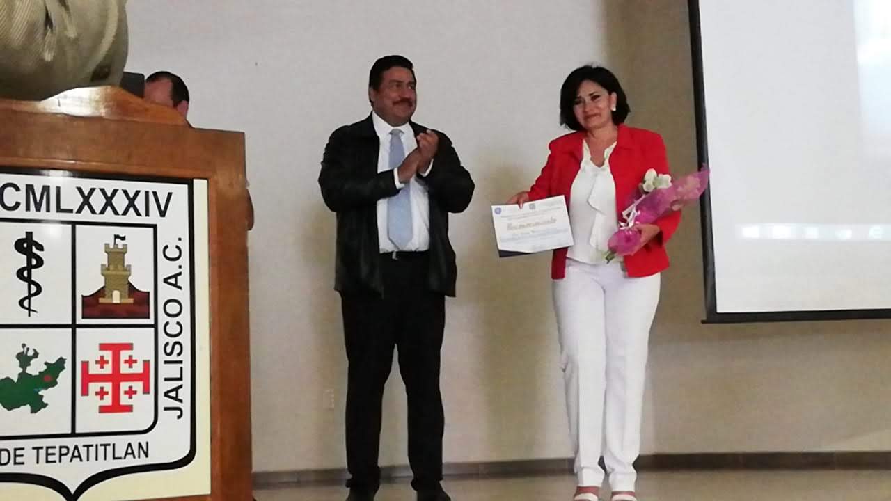 Dra. Maritere recibiendo reconocimiento